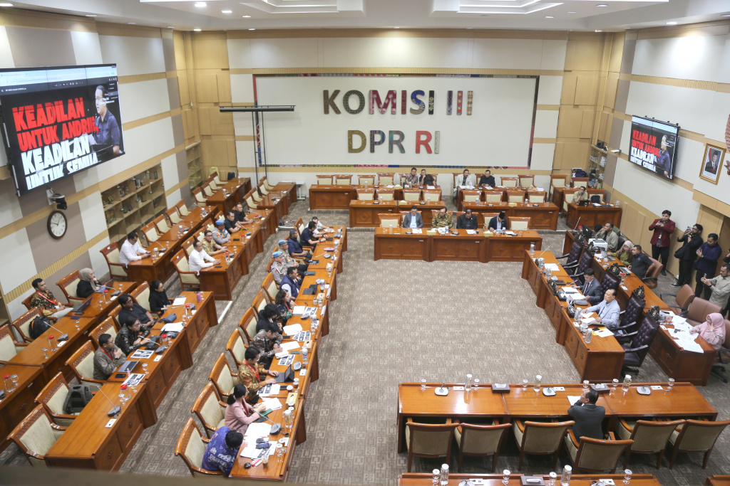 Komisi III DPR gelar RDP dengan Kontras membahas perkembangan kasus penyiraman aktivis Andrie Yunus (Ashar/SinPo.id)
