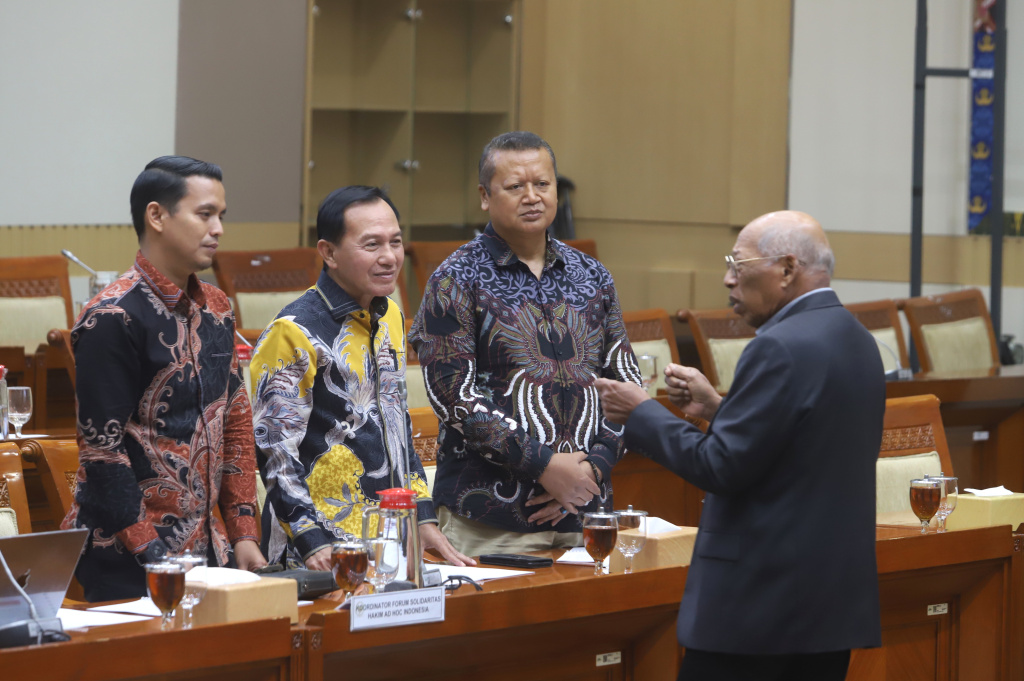 Komisi III DPR menggelar RDPU membahas terkait perubahan Perpres No 5 Tahun 2013 tentang Hak Keuangan dan Fasilitas Hakim Ad Hoc (Ashar/SinPo.id)