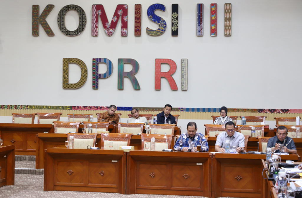 Komisi III DPR menggelar RDPU membahas terkait perubahan Perpres No 5 Tahun 2013 tentang Hak Keuangan dan Fasilitas Hakim Ad Hoc (Ashar/SinPo.id)