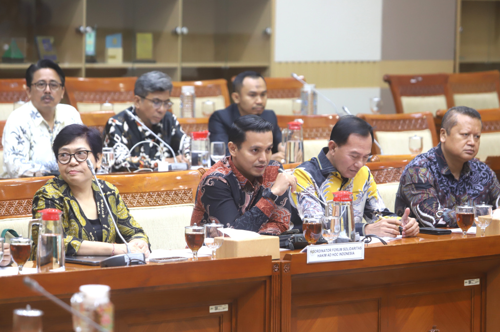Komisi III DPR menggelar RDPU membahas terkait perubahan Perpres No 5 Tahun 2013 tentang Hak Keuangan dan Fasilitas Hakim Ad Hoc (Ashar/SinPo.id)