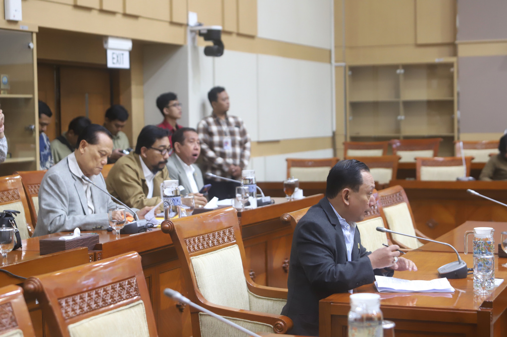 Komisi III DPR menggelar RDPU membahas terkait perubahan Perpres No 5 Tahun 2013 tentang Hak Keuangan dan Fasilitas Hakim Ad Hoc (Ashar/SinPo.id)