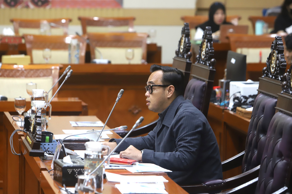 Komisi III DPR menggelar RDPU dengan Pemprov DKI Jakarta membahas sengketa tanah dengan warga yang berada di Jalan Danau Limboto Benhil (Ashar/SinPo.id)