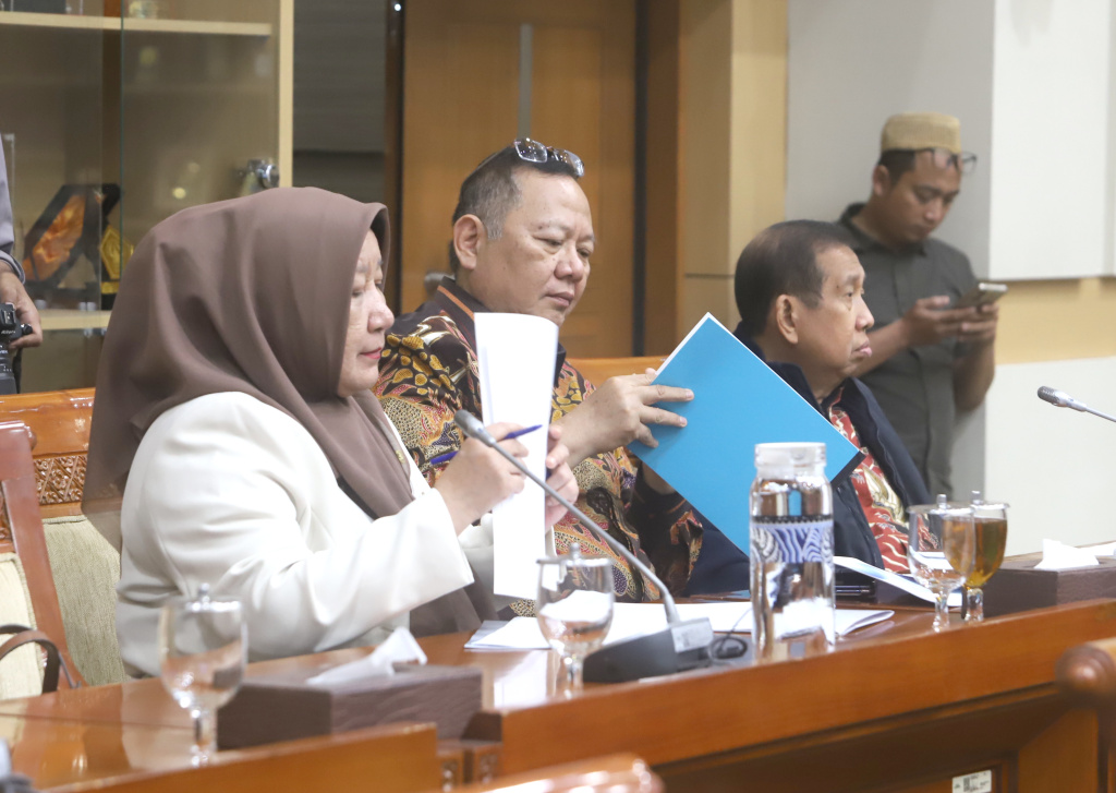 Komisi III DPR menggelar RDPU dengan Pemprov DKI Jakarta membahas sengketa tanah dengan warga yang berada di Jalan Danau Limboto Benhil (Ashar/SinPo.id)