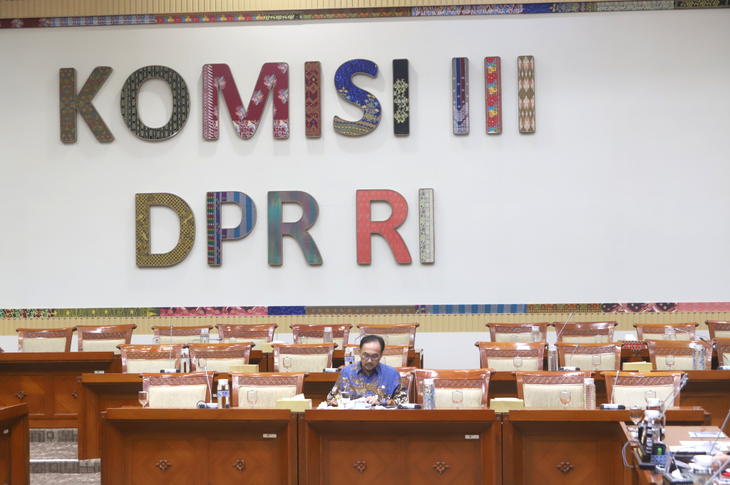 Komisi III DPR menggelar RDPU dengan Pemprov DKI Jakarta membahas sengketa tanah dengan warga yang berada di Jalan Danau Limboto Benhil (Ashar/SinPo.id)