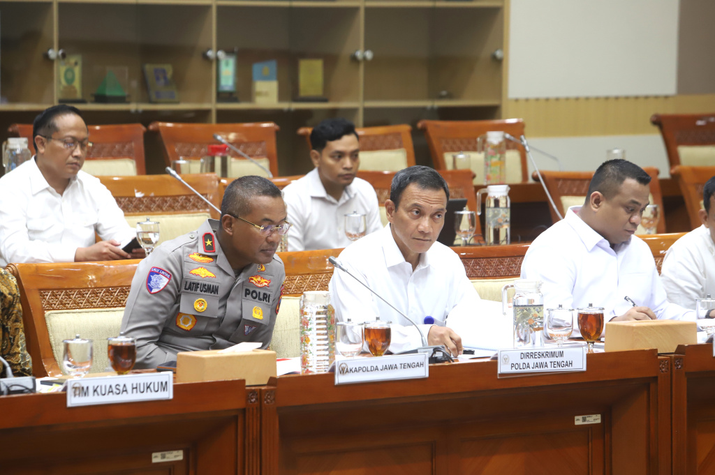 Komisi III DPR menggelar RDPU dengan Wakapolda Brigjen Pol Latif Usman dan Tim Kuasa Hukum Saudari Ratih Asmara Dewi terkait pengaduan masyarakat terkait hukum (Ashar/SinPo.id)