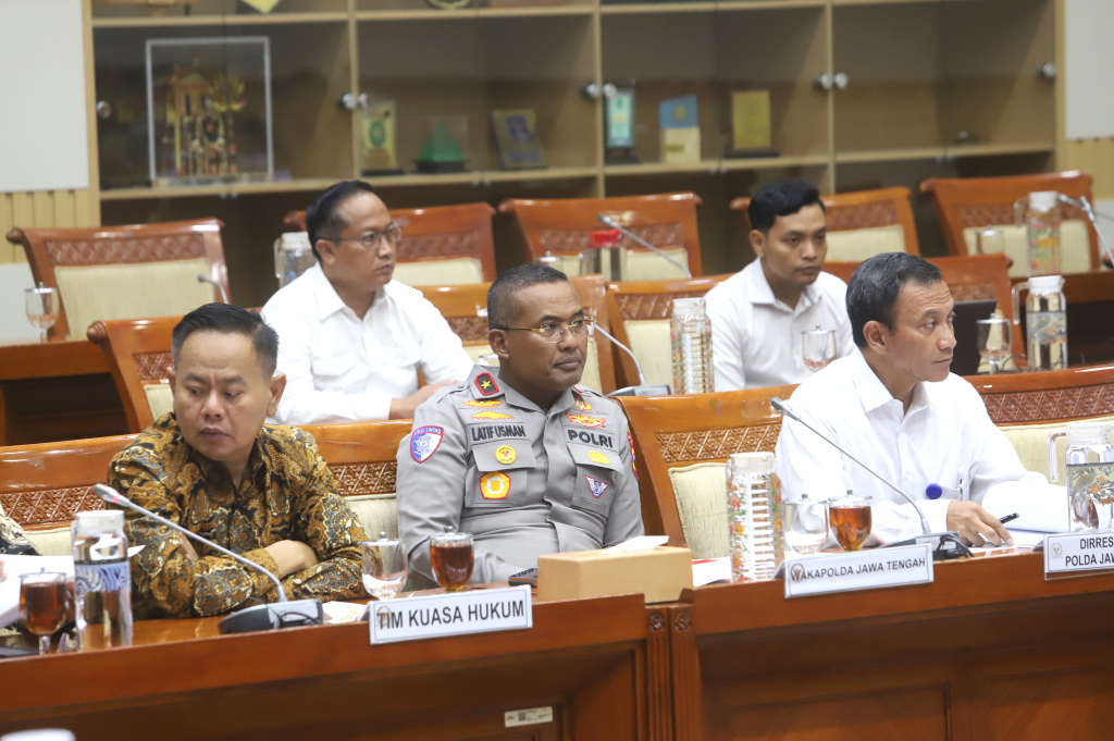 Komisi III DPR menggelar RDPU dengan Wakapolda Brigjen Pol Latif Usman dan Tim Kuasa Hukum Saudari Ratih Asmara Dewi terkait pengaduan masyarakat terkait hukum (Ashar/SinPo.id)