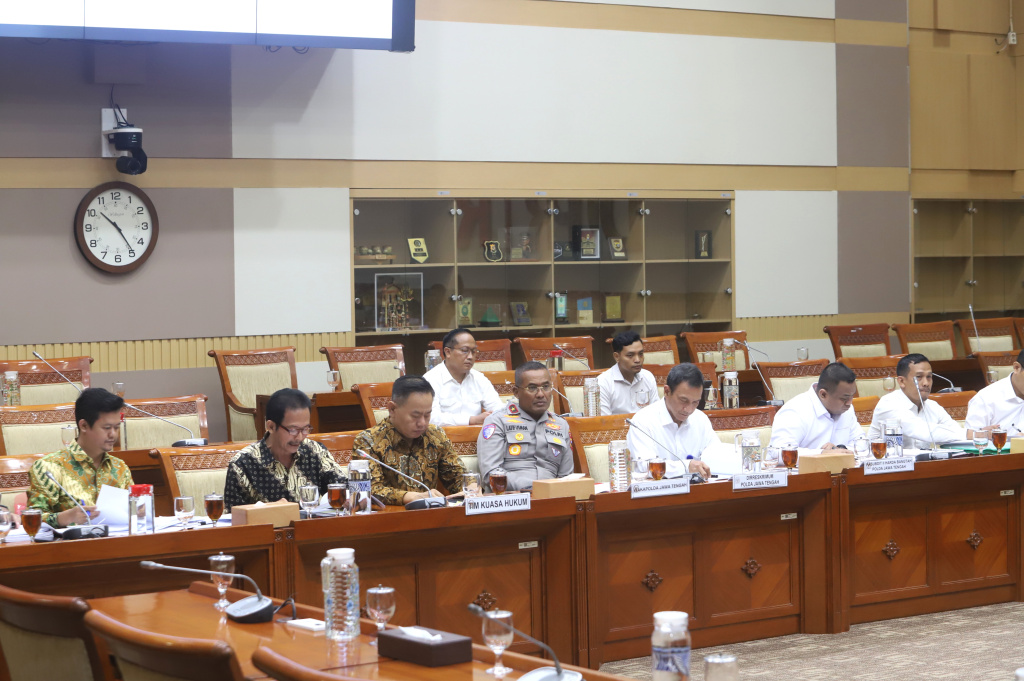 Komisi III DPR menggelar RDPU dengan Wakapolda Brigjen Pol Latif Usman dan Tim Kuasa Hukum Saudari Ratih Asmara Dewi terkait pengaduan masyarakat terkait hukum (Ashar/SinPo.id)