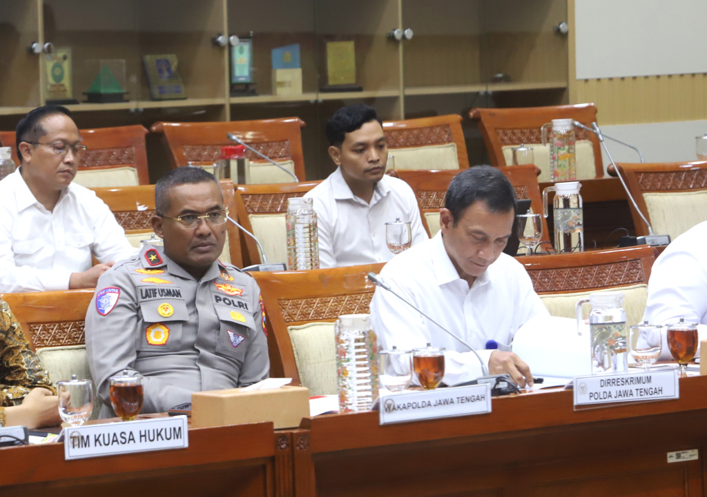 Komisi III DPR menggelar RDPU dengan Wakapolda Brigjen Pol Latif Usman dan Tim Kuasa Hukum Saudari Ratih Asmara Dewi terkait pengaduan masyarakat terkait hukum (Ashar/SinPo.id)