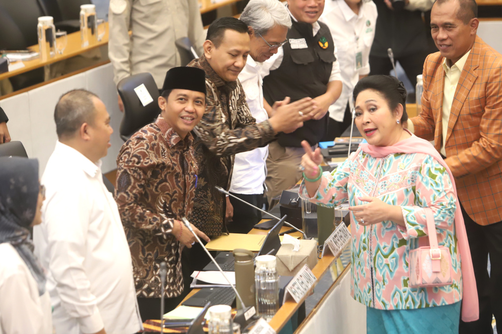 Komisi IV DPR gelar raker dengan Menteri Kehutanan Raja Juli Antoni membahas pembatasan wisata Pulau Komodo dan Perubahan Fungsi dan Peruntukan Kawasan Hutan (Ashar/SinPo.id)