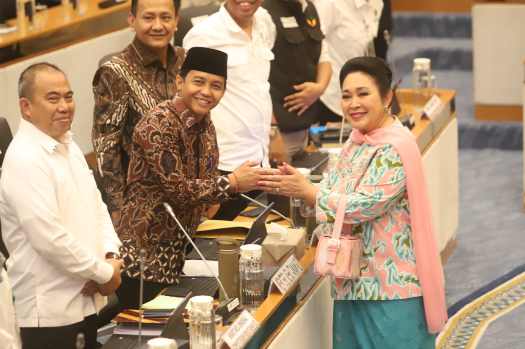 Komisi IV DPR gelar raker dengan Menteri Kehutanan Raja Juli Antoni membahas pembatasan wisata Pulau Komodo dan Perubahan Fungsi dan Peruntukan Kawasan Hutan (Ashar/SinPo.id)