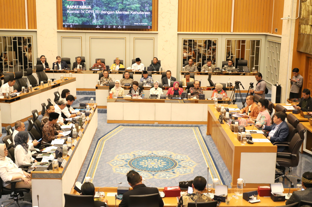 Komisi IV DPR gelar raker dengan Menteri Kehutanan Raja Juli Antoni membahas pembatasan wisata Pulau Komodo dan Perubahan Fungsi dan Peruntukan Kawasan Hutan (Ashar/SinPo.id)