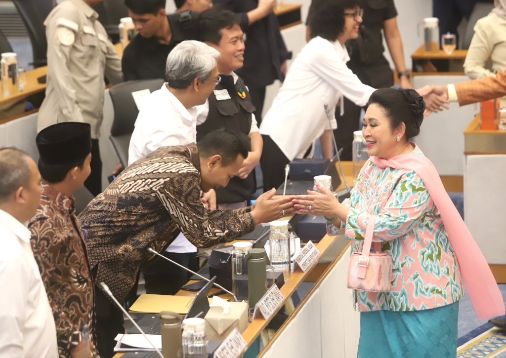 Komisi IV DPR gelar raker dengan Menteri Kehutanan Raja Juli Antoni membahas pembatasan wisata Pulau Komodo dan Perubahan Fungsi dan Peruntukan Kawasan Hutan (Ashar/SinPo.id)