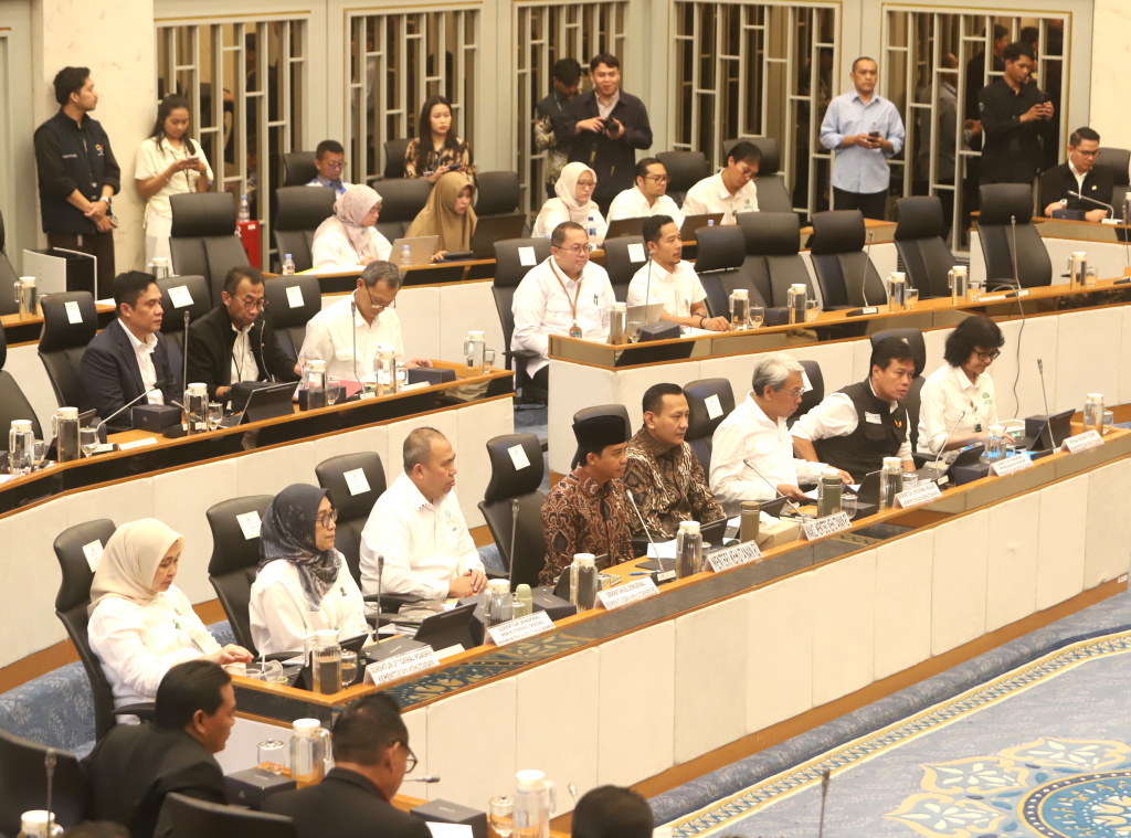 Komisi IV DPR gelar raker dengan Menteri Kehutanan Raja Juli Antoni membahas pembatasan wisata Pulau Komodo dan Perubahan Fungsi dan Peruntukan Kawasan Hutan (Ashar/SinPo.id)