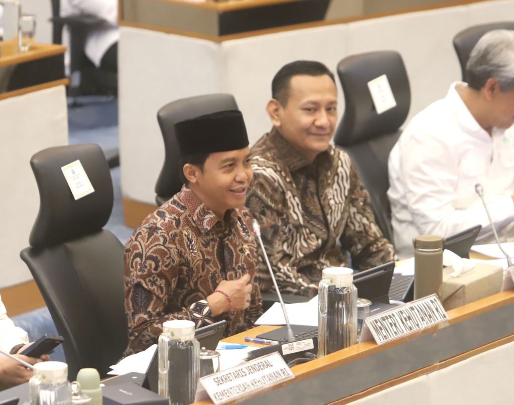 Komisi IV DPR gelar raker dengan Menteri Kehutanan Raja Juli Antoni membahas pembatasan wisata Pulau Komodo dan Perubahan Fungsi dan Peruntukan Kawasan Hutan (Ashar/SinPo.id)