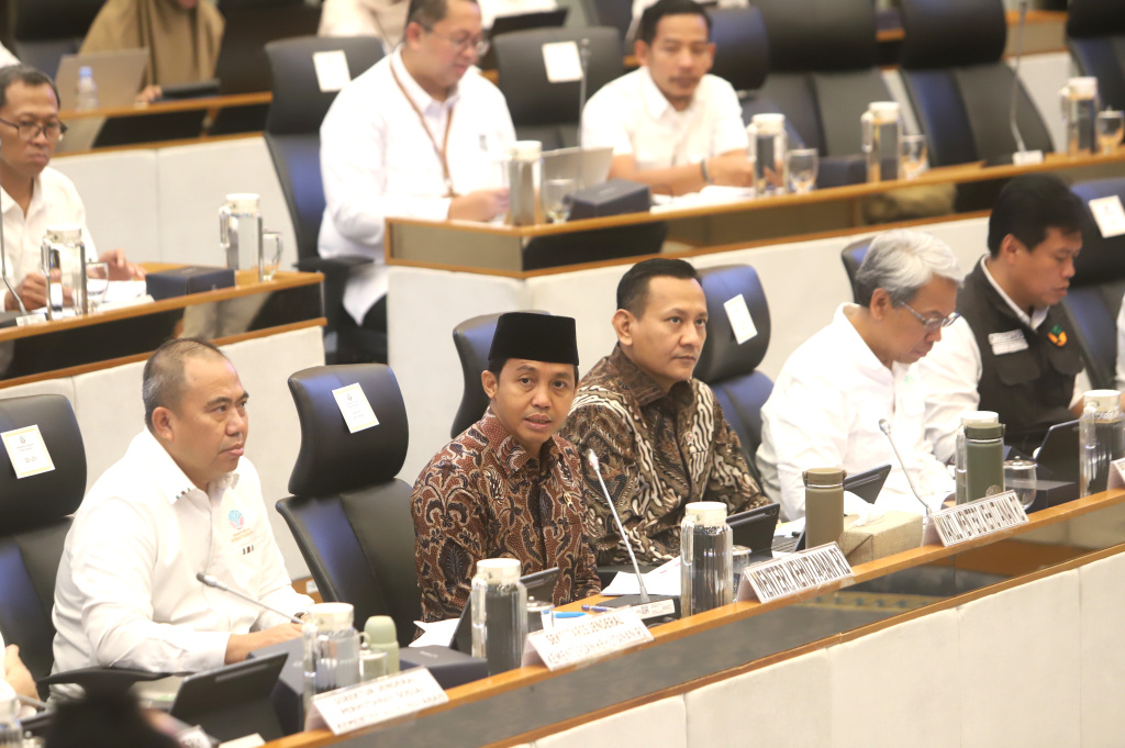 Komisi IV DPR gelar raker dengan Menteri Kehutanan Raja Juli Antoni membahas pembatasan wisata Pulau Komodo dan Perubahan Fungsi dan Peruntukan Kawasan Hutan (Ashar/SinPo.id)
