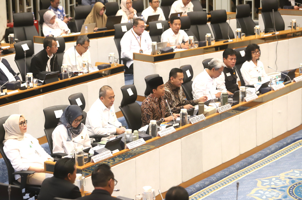 Komisi IV DPR gelar raker dengan Menteri Kehutanan Raja Juli Antoni membahas pembatasan wisata Pulau Komodo dan Perubahan Fungsi dan Peruntukan Kawasan Hutan (Ashar/SinPo.id)