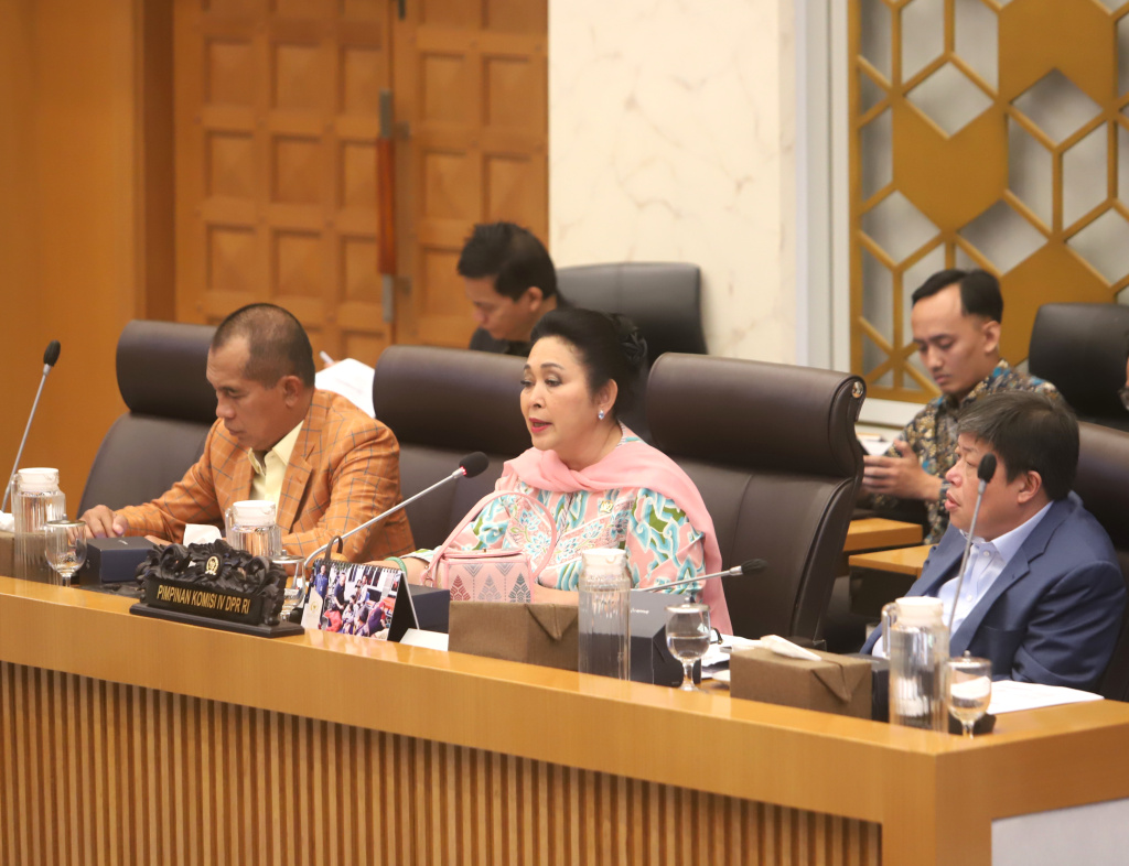 Komisi IV DPR gelar raker dengan Menteri Kehutanan Raja Juli Antoni membahas pembatasan wisata Pulau Komodo dan Perubahan Fungsi dan Peruntukan Kawasan Hutan (Ashar/SinPo.id)