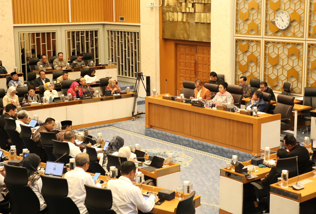 Komisi IV DPR gelar raker dengan Menteri Kehutanan Raja Juli Antoni membahas pembatasan wisata Pulau Komodo dan Perubahan Fungsi dan Peruntukan Kawasan Hutan (Ashar/SinPo.id)