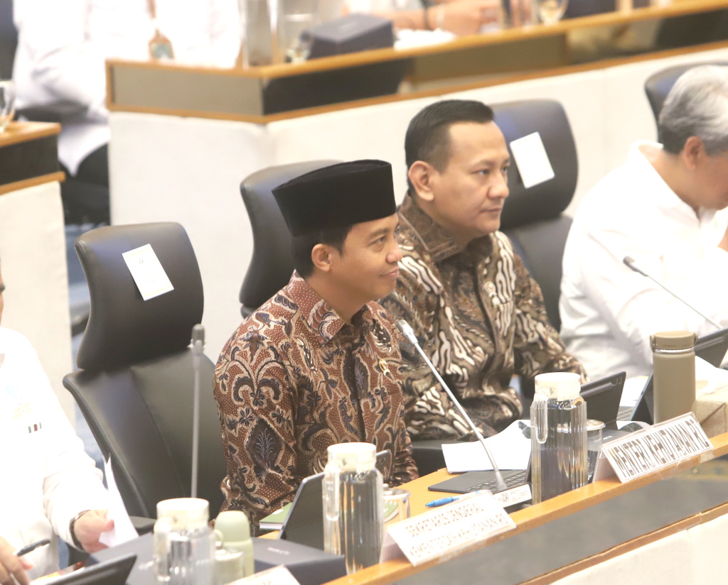 Komisi IV DPR gelar raker dengan Menteri Kehutanan Raja Juli Antoni membahas pembatasan wisata Pulau Komodo dan Perubahan Fungsi dan Peruntukan Kawasan Hutan (Ashar/SinPo.id)