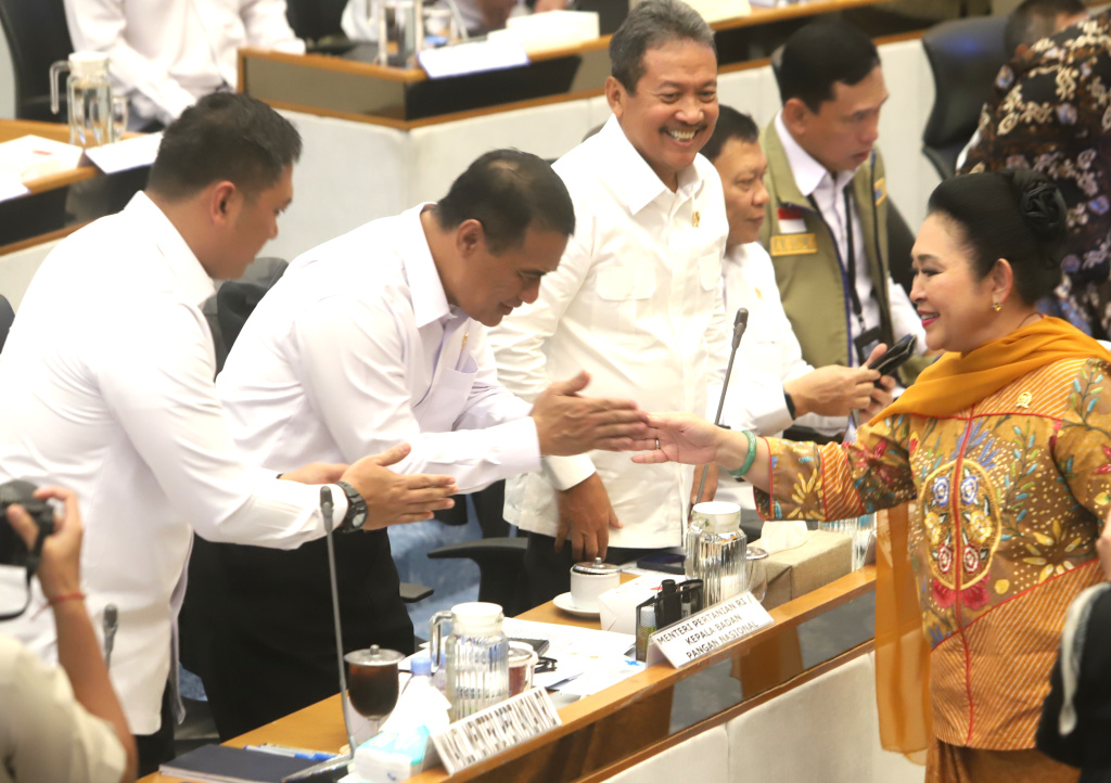 Komisi IV DPR menggelar raker dengan Menteri Pertanian, Menteri KKP, Bulog membahas penguatan ketahanan pangan nasional (Ashar/SinPo.id)