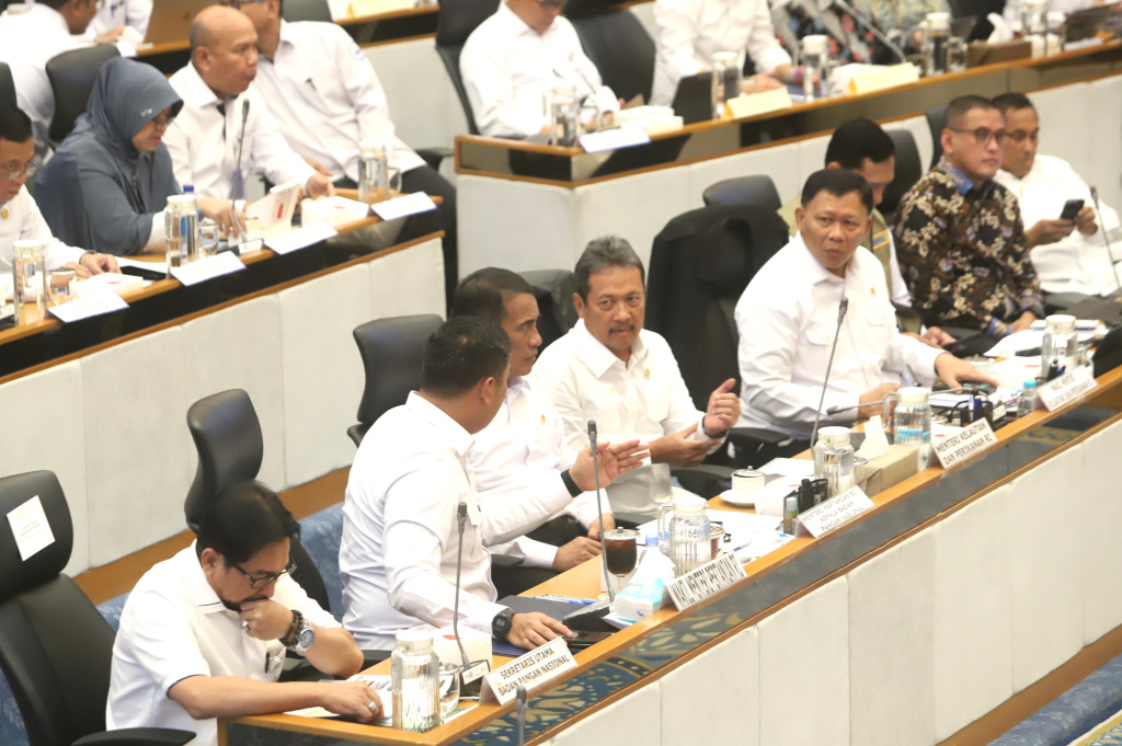 Komisi IV DPR menggelar raker dengan Menteri Pertanian, Menteri KKP, Bulog membahas penguatan ketahanan pangan nasional (Ashar/SinPo.id)