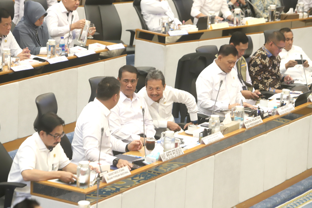 Komisi IV DPR menggelar raker dengan Menteri Pertanian, Menteri KKP, Bulog membahas penguatan ketahanan pangan nasional (Ashar/SinPo.id)