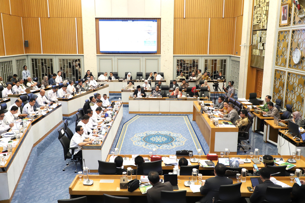 Komisi IV DPR menggelar raker dengan Menteri Pertanian, Menteri KKP, Bulog membahas penguatan ketahanan pangan nasional (Ashar/SinPo.id)