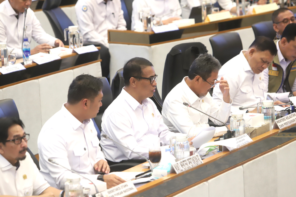 Komisi IV DPR menggelar raker dengan Menteri Pertanian, Menteri KKP, Bulog membahas penguatan ketahanan pangan nasional (Ashar/SinPo.id)