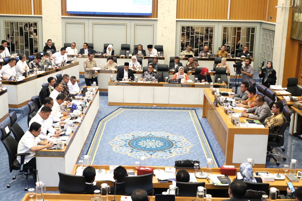 Komisi IV DPR menggelar raker dengan Menteri Pertanian, Menteri KKP, Bulog membahas penguatan ketahanan pangan nasional (Ashar/SinPo.id)
