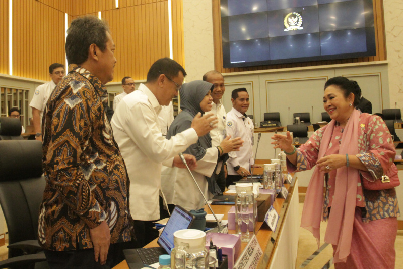 Komisi IV DPR gelar raker dengan Menteri KKP Sakti Wahyu Trenggono membahas effisiensi anggaran 2025 (Ashar/SinPo.id)