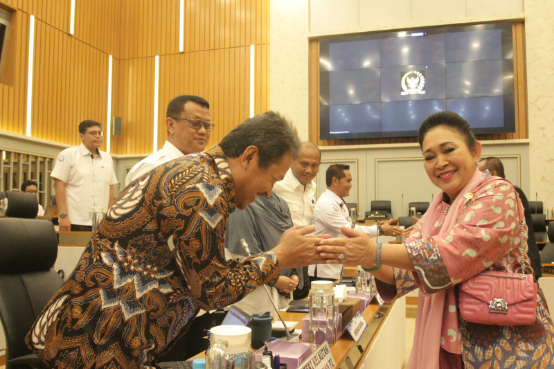 Komisi IV DPR gelar raker dengan Menteri KKP Sakti Wahyu Trenggono membahas effisiensi anggaran 2025 (Ashar/SinPo.id)