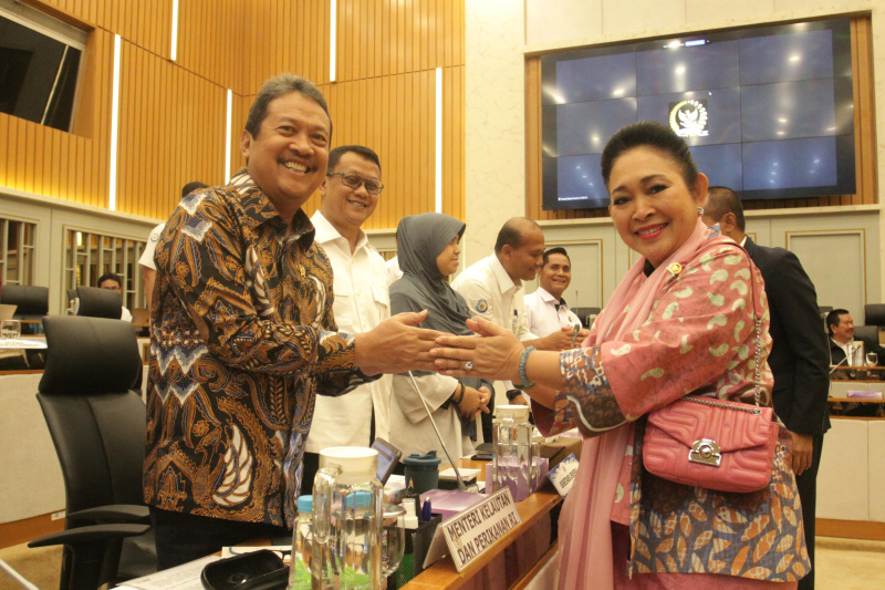 Komisi IV DPR gelar raker dengan Menteri KKP Sakti Wahyu Trenggono membahas effisiensi anggaran 2025 (Ashar/SinPo.id)