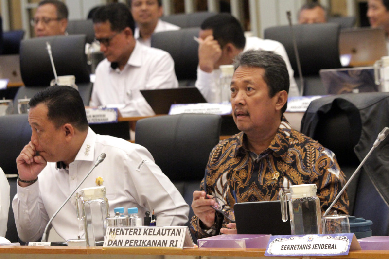 Komisi IV DPR gelar raker dengan Menteri KKP Sakti Wahyu Trenggono membahas effisiensi anggaran 2025 (Ashar/SinPo.id)