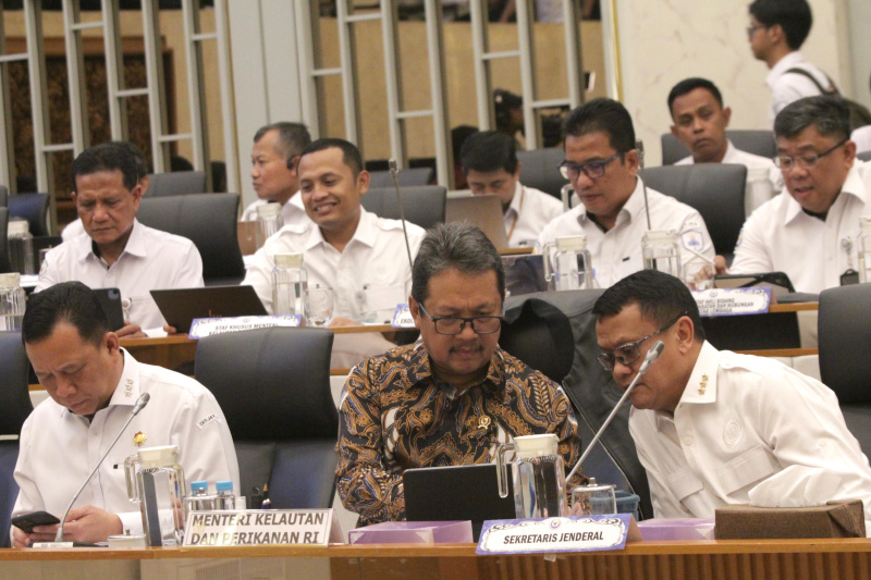 Komisi IV DPR gelar raker dengan Menteri KKP Sakti Wahyu Trenggono membahas effisiensi anggaran 2025 (Ashar/SinPo.id)