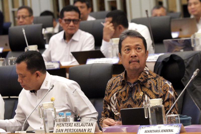 Komisi IV DPR gelar raker dengan Menteri KKP Sakti Wahyu Trenggono membahas effisiensi anggaran 2025 (Ashar/SinPo.id)