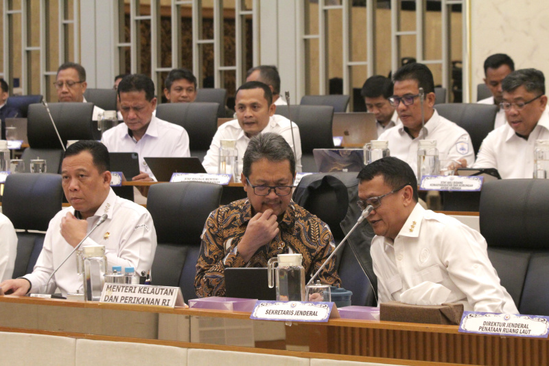 Komisi IV DPR gelar raker dengan Menteri KKP Sakti Wahyu Trenggono membahas effisiensi anggaran 2025 (Ashar/SinPo.id)