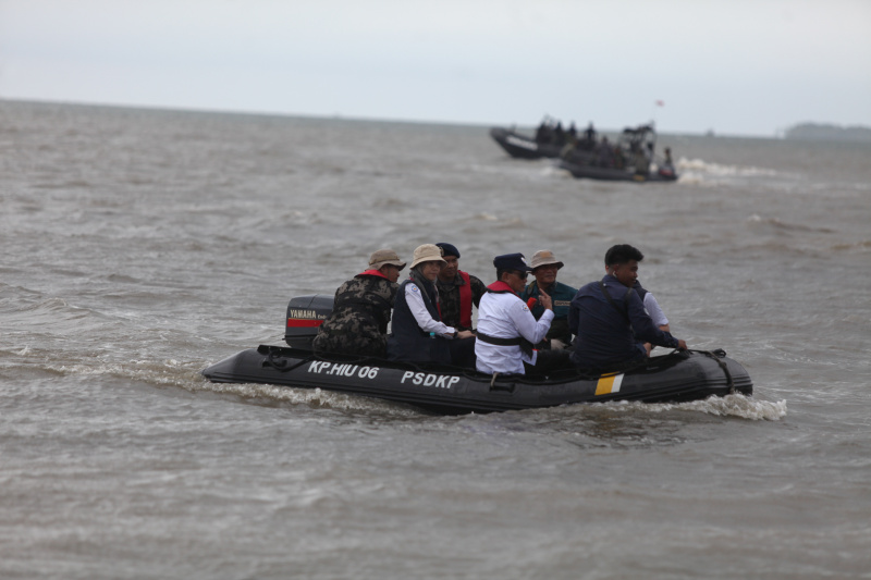 Ketua Komisi IV DPR Titiek Soeharto melakukan sidak pembongkaran pagar laut di perairan Utara Tanjung Pasir Tangerang (Ashar/SinPo.id)