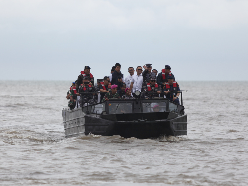 Ketua Komisi IV DPR Titiek Soeharto melakukan sidak pembongkaran pagar laut di perairan Utara Tanjung Pasir Tangerang (Ashar/SinPo.id)