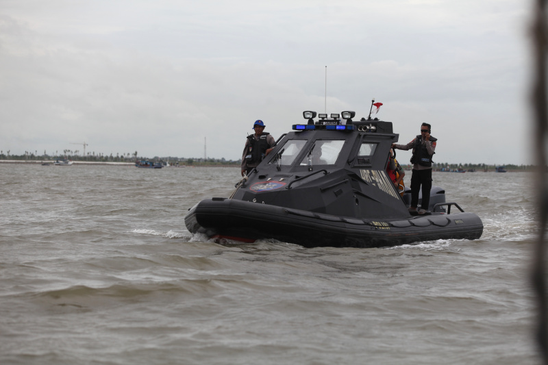 Ketua Komisi IV DPR Titiek Soeharto melakukan sidak pembongkaran pagar laut di perairan Utara Tanjung Pasir Tangerang (Ashar/SinPo.id)