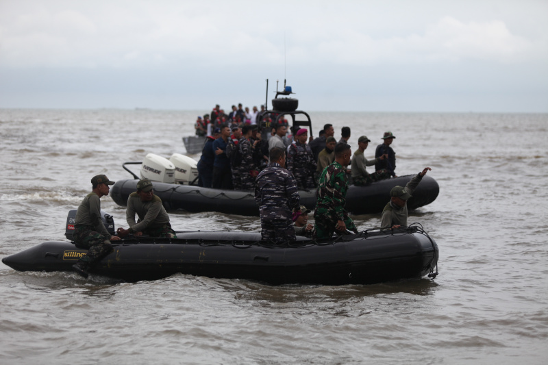 Ketua Komisi IV DPR Titiek Soeharto melakukan sidak pembongkaran pagar laut di perairan Utara Tanjung Pasir Tangerang (Ashar/SinPo.id)