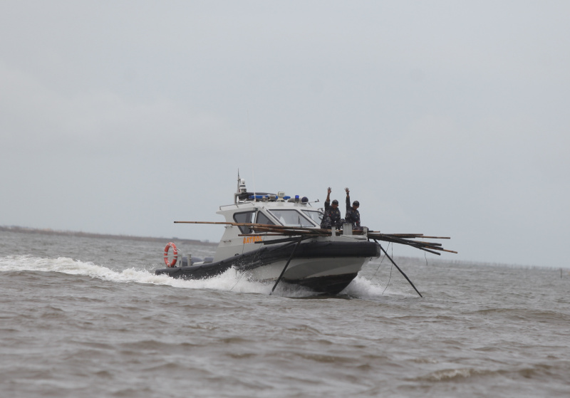 Ketua Komisi IV DPR Titiek Soeharto melakukan sidak pembongkaran pagar laut di perairan Utara Tanjung Pasir Tangerang (Ashar/SinPo.id)