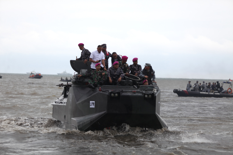 Ketua Komisi IV DPR Titiek Soeharto melakukan sidak pembongkaran pagar laut di perairan Utara Tanjung Pasir Tangerang (Ashar/SinPo.id)