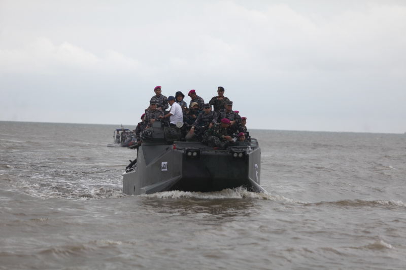 Ketua Komisi IV DPR Titiek Soeharto melakukan sidak pembongkaran pagar laut di perairan Utara Tanjung Pasir Tangerang (Ashar/SinPo.id)