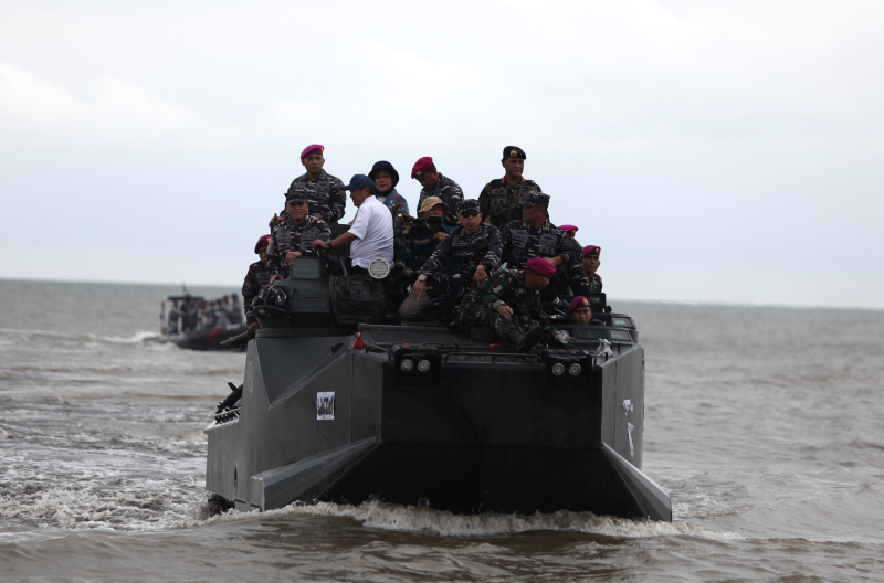 Ketua Komisi IV DPR Titiek Soeharto melakukan sidak pembongkaran pagar laut di perairan Utara Tanjung Pasir Tangerang (Ashar/SinPo.id)