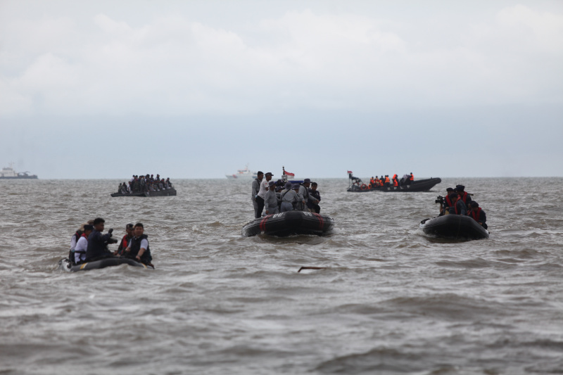 Ketua Komisi IV DPR Titiek Soeharto melakukan sidak pembongkaran pagar laut di perairan Utara Tanjung Pasir Tangerang (Ashar/SinPo.id)