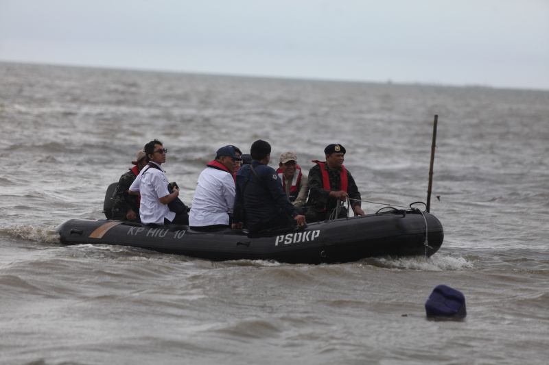 Ketua Komisi IV DPR Titiek Soeharto melakukan sidak pembongkaran pagar laut di perairan Utara Tanjung Pasir Tangerang (Ashar/SinPo.id)