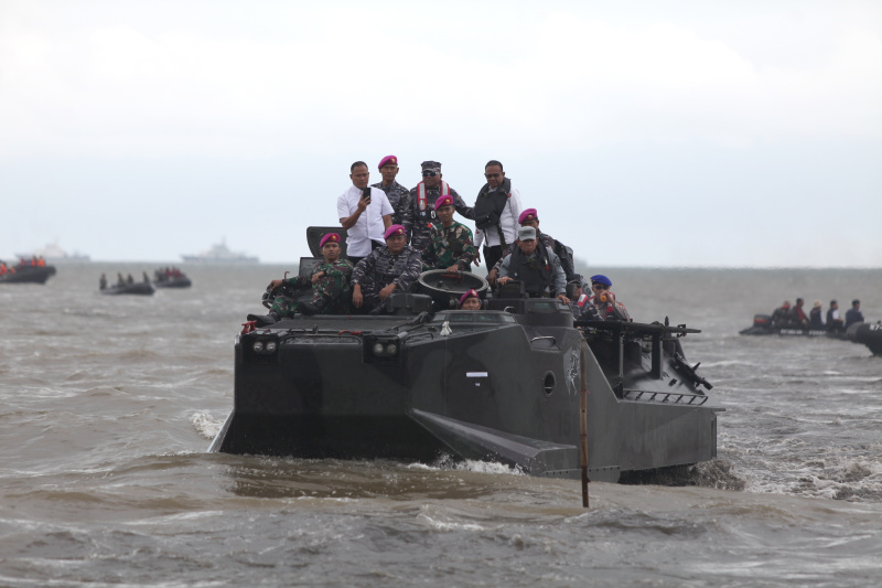 Ketua Komisi IV DPR Titiek Soeharto melakukan sidak pembongkaran pagar laut di perairan Utara Tanjung Pasir Tangerang (Ashar/SinPo.id)