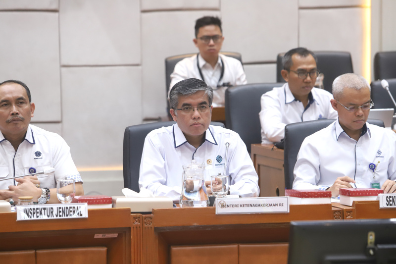 Komisi IX DPR gelar raker dengan Menaker Yassierli bahas laporan keuangan APBN TA 2024 (Ashar/SinPo.id)