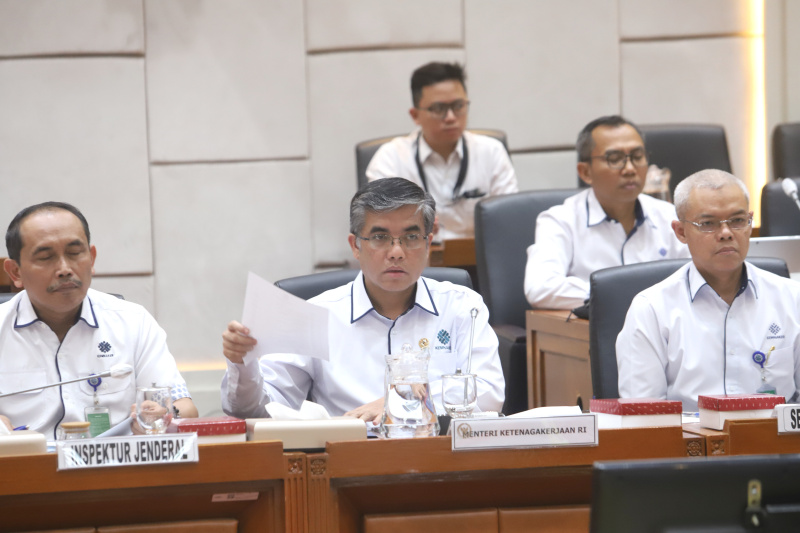 Komisi IX DPR gelar raker dengan Menaker Yassierli bahas laporan keuangan APBN TA 2024 (Ashar/SinPo.id)