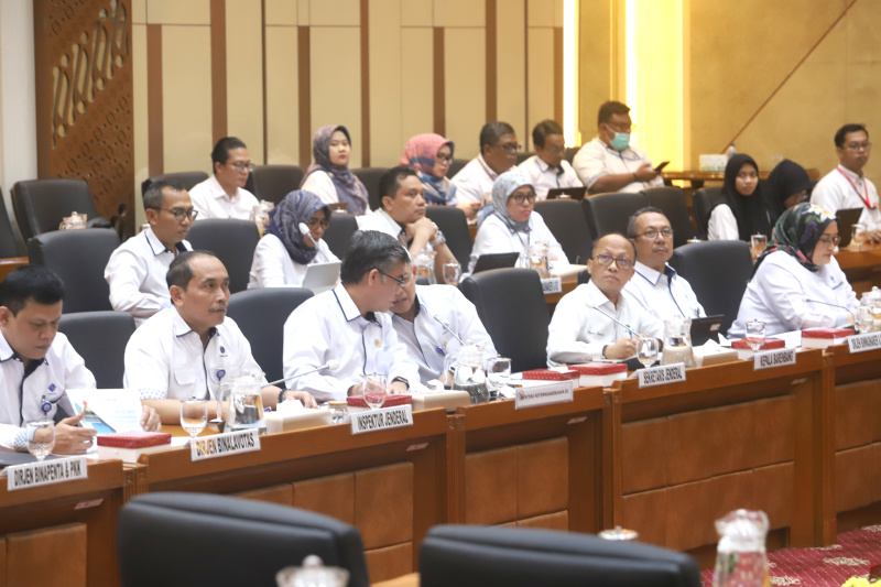 Komisi IX DPR gelar raker dengan Menaker Yassierli bahas laporan keuangan APBN TA 2024 (Ashar/SinPo.id)